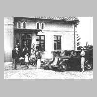 114-0038 Die Familie Morgenrot vor ihrem Wohnhaus im  Jahre 1937 .JPG